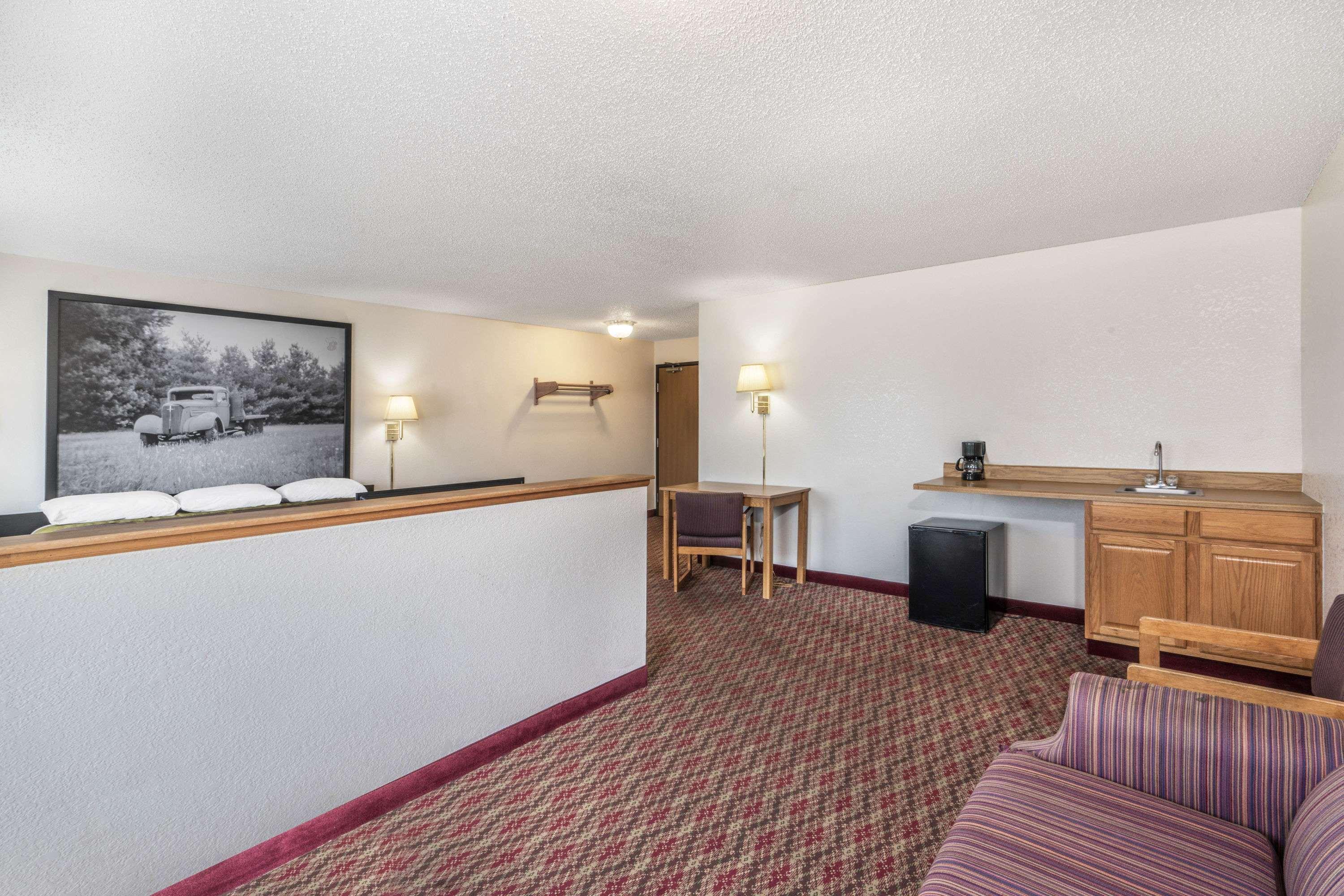 Super 8 By Wyndham Fountain Hotell Eksteriør bilde